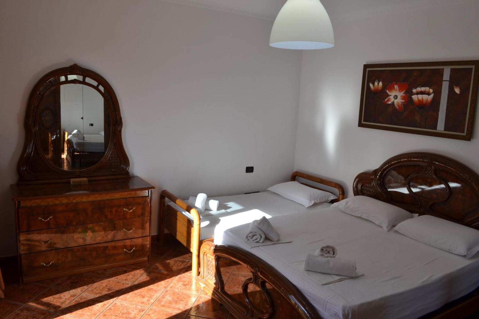 Central 5 Bedrooms Apartment Partial Seaview Vlorë Exteriör bild