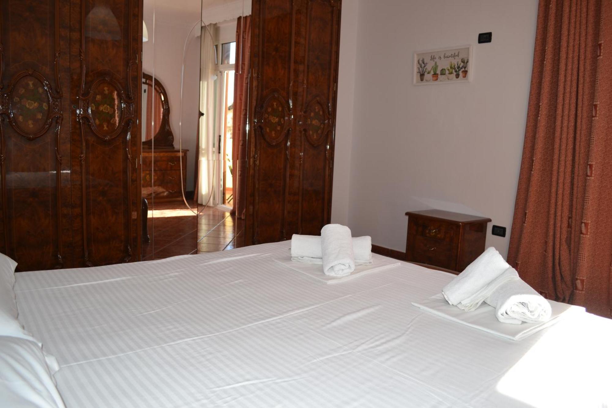 Central 5 Bedrooms Apartment Partial Seaview Vlorë Exteriör bild