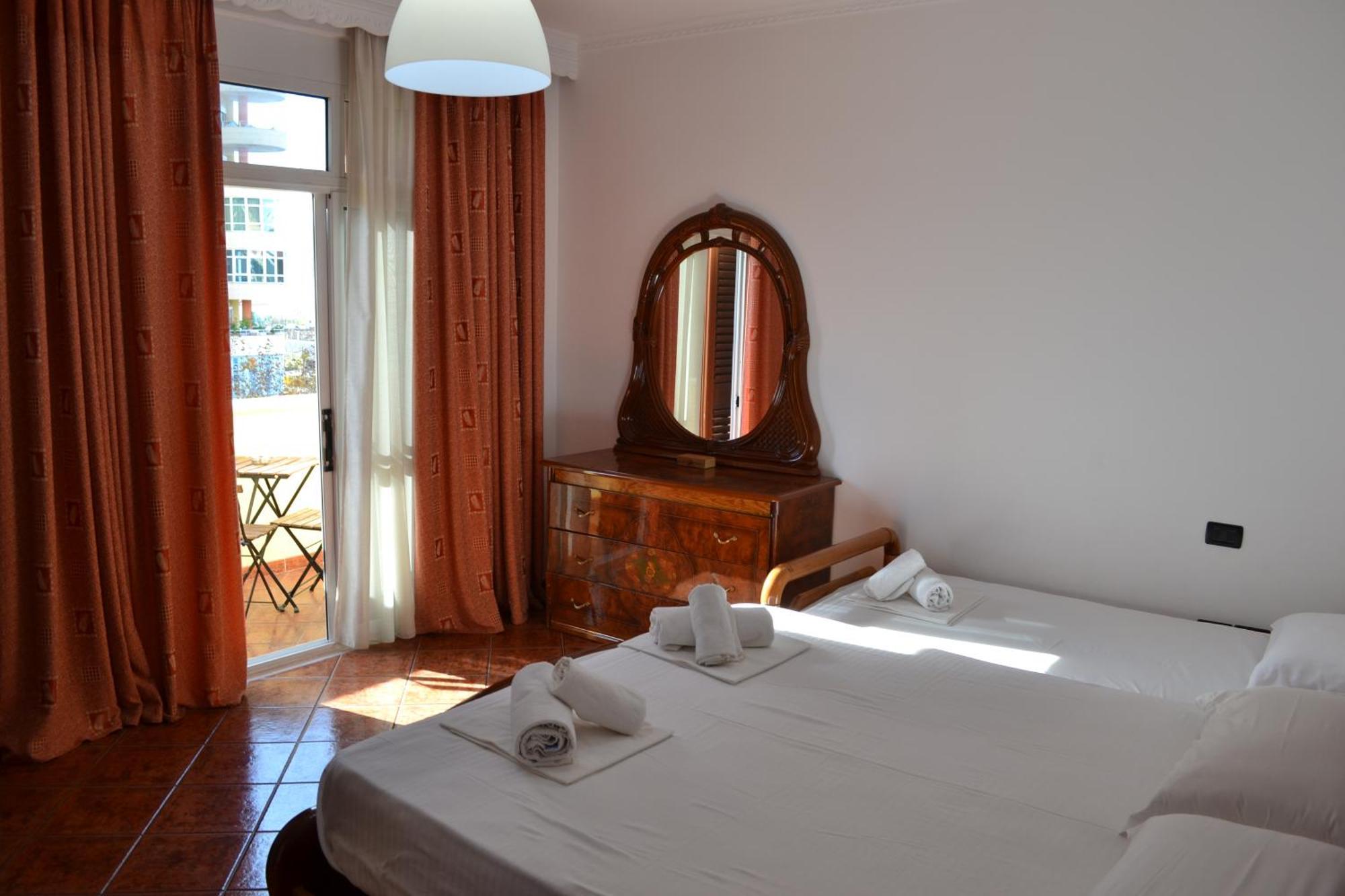 Central 5 Bedrooms Apartment Partial Seaview Vlorë Exteriör bild