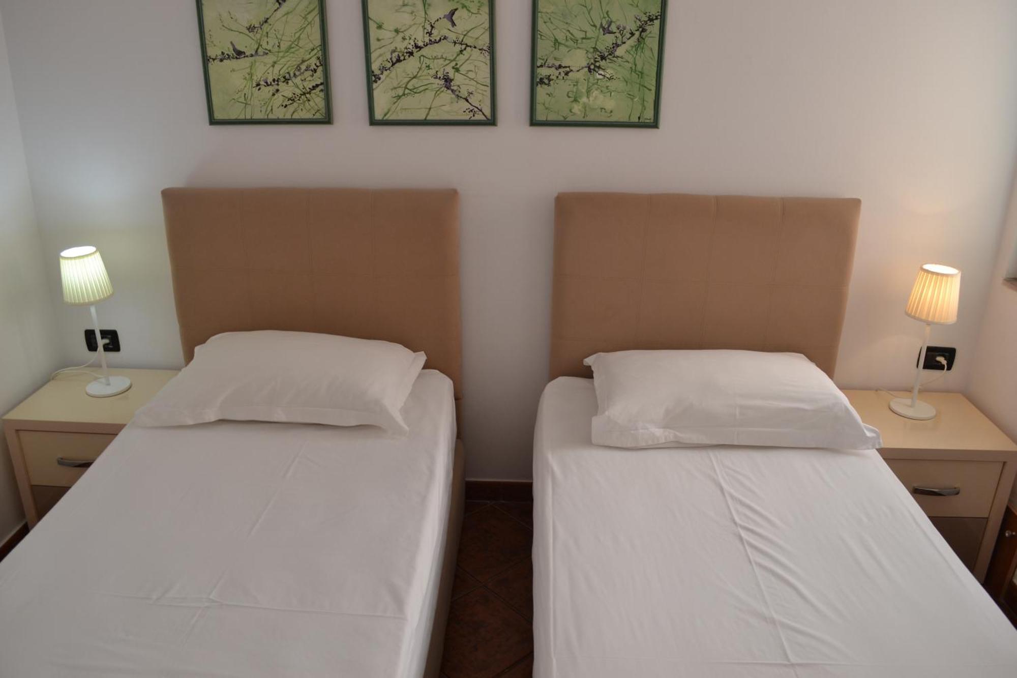Central 5 Bedrooms Apartment Partial Seaview Vlorë Exteriör bild