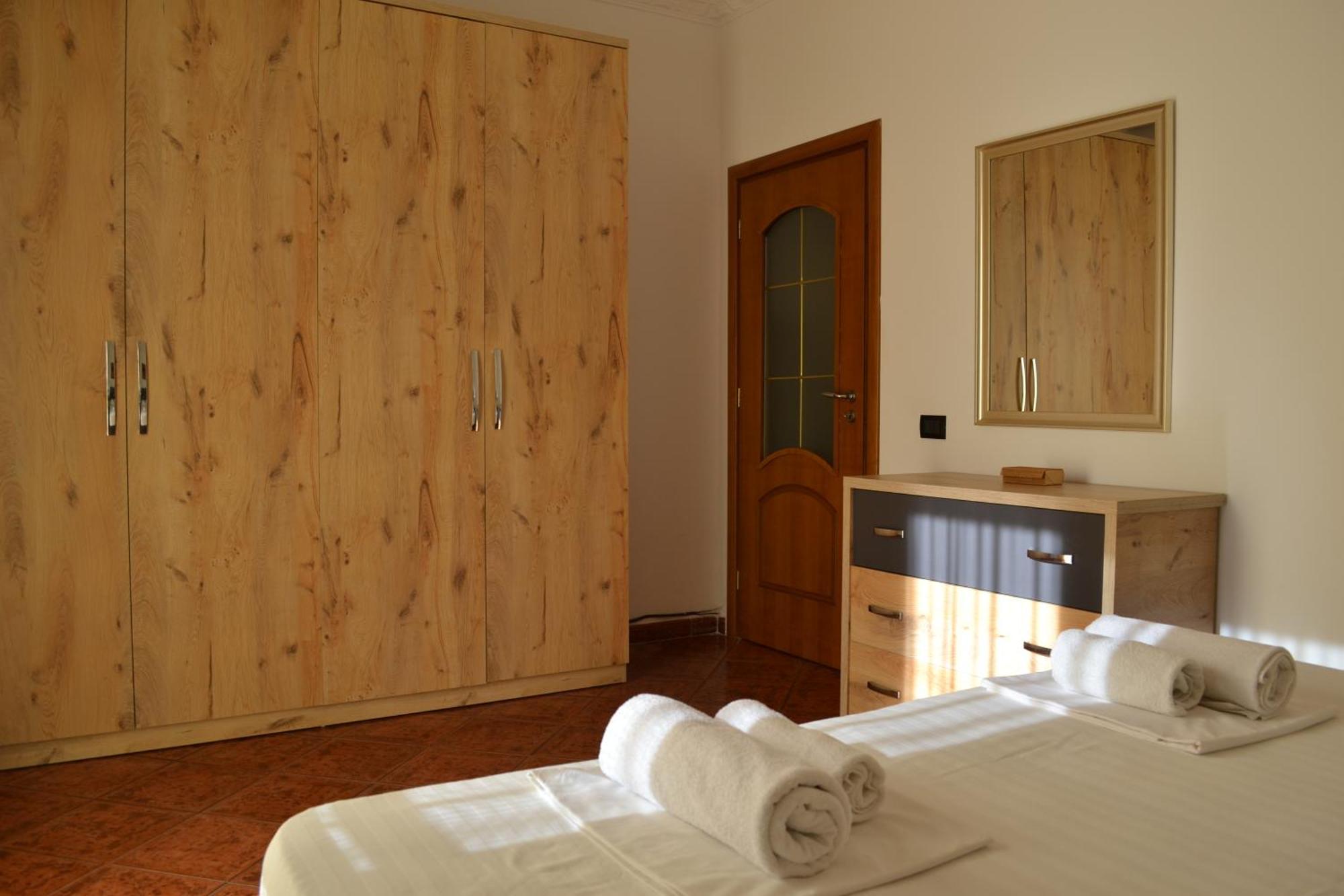 Central 5 Bedrooms Apartment Partial Seaview Vlorë Exteriör bild