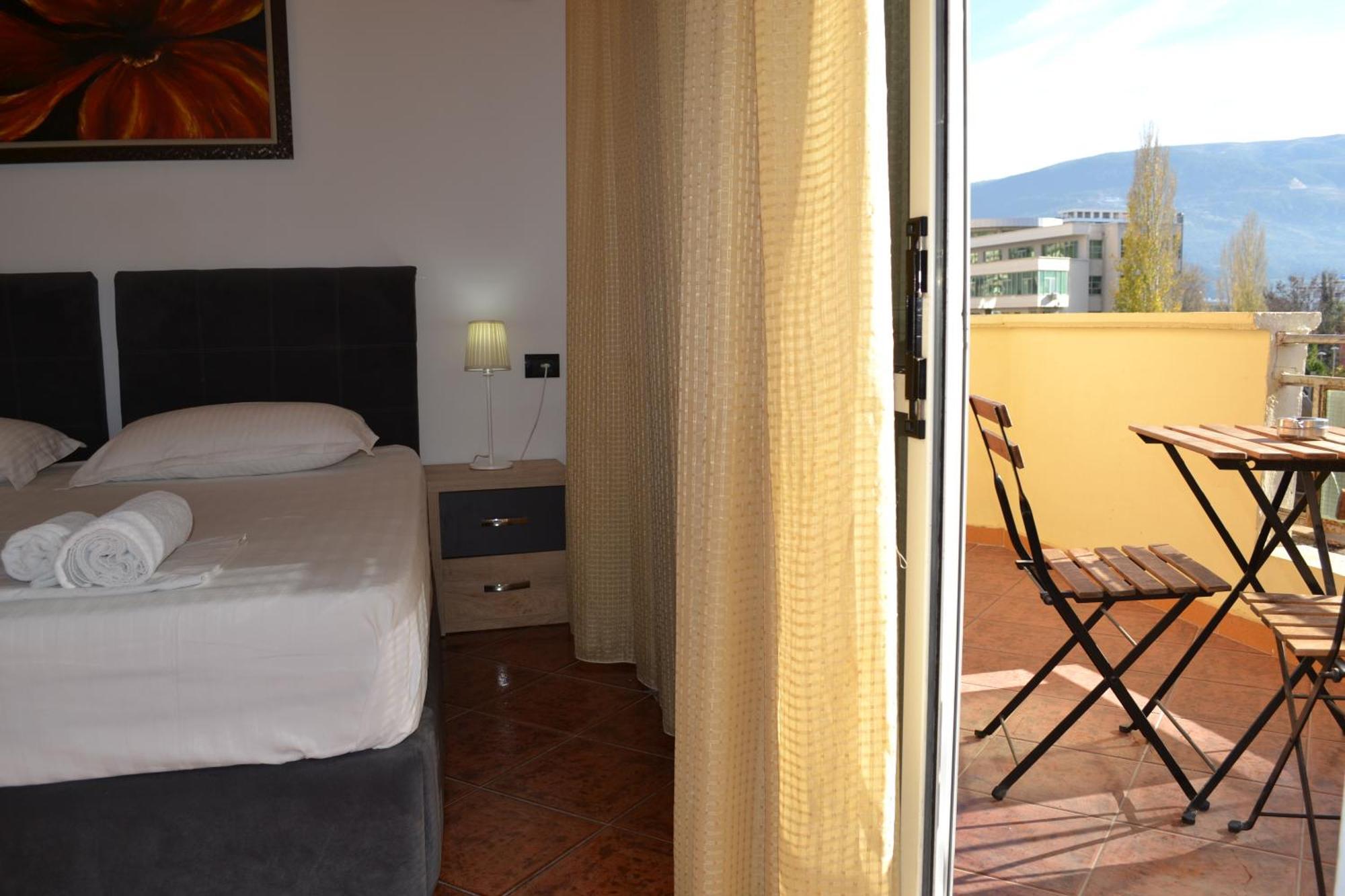 Central 5 Bedrooms Apartment Partial Seaview Vlorë Exteriör bild
