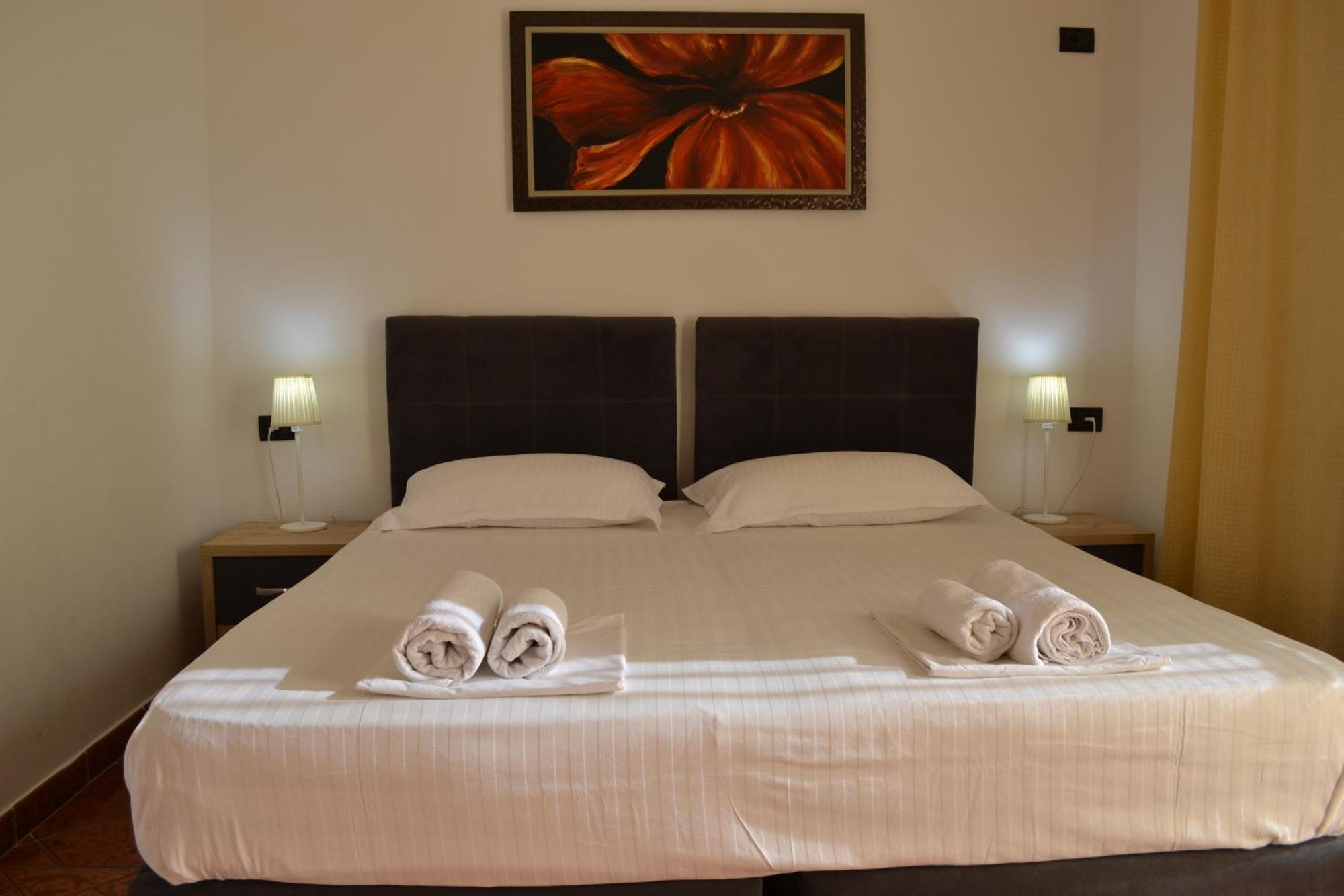 Central 5 Bedrooms Apartment Partial Seaview Vlorë Exteriör bild