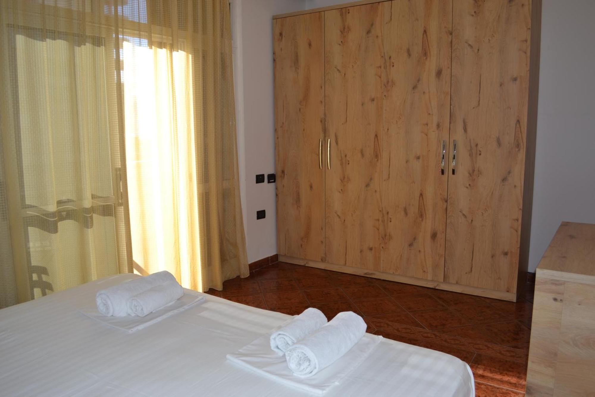 Central 5 Bedrooms Apartment Partial Seaview Vlorë Exteriör bild
