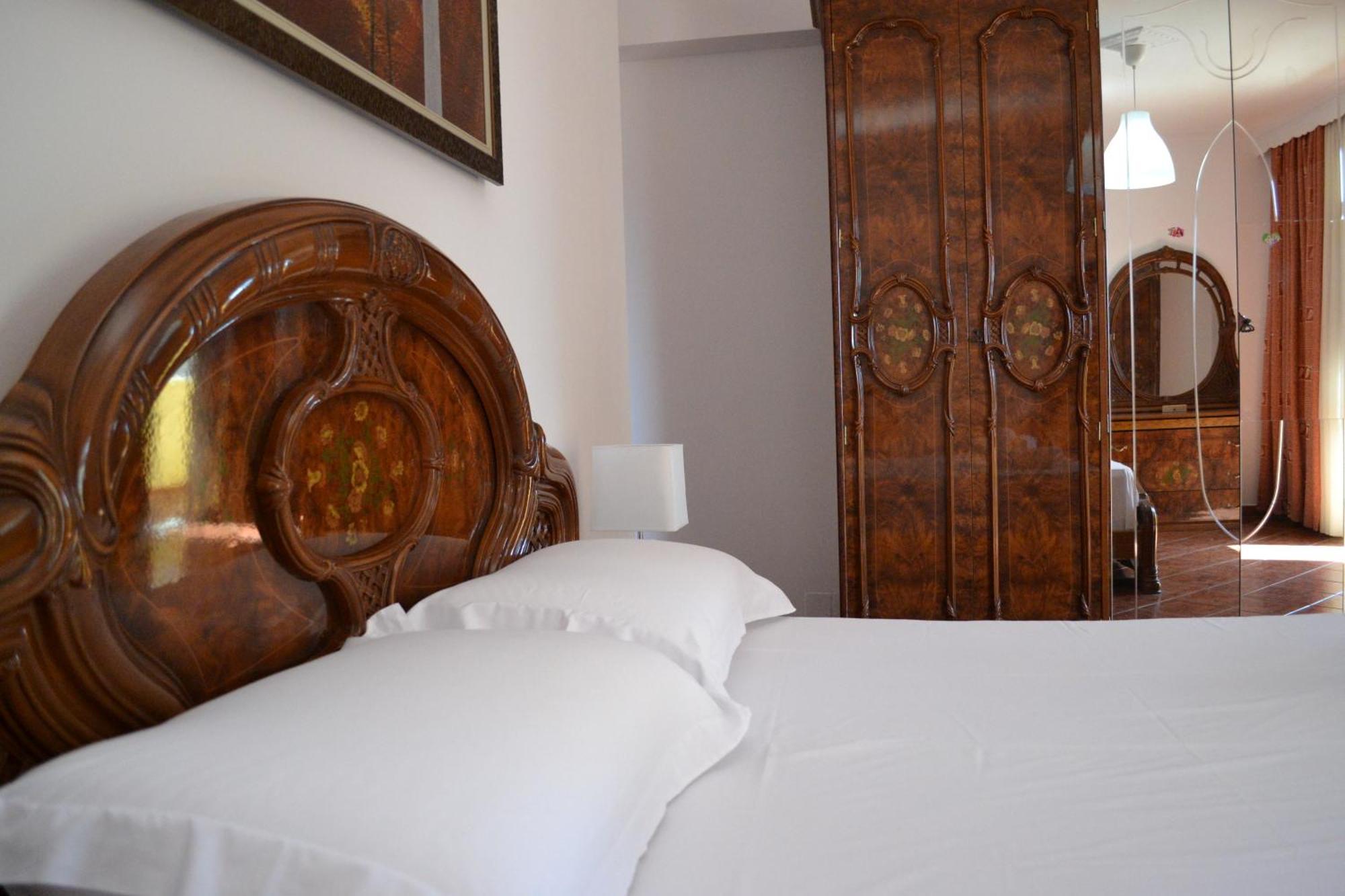 Central 5 Bedrooms Apartment Partial Seaview Vlorë Exteriör bild